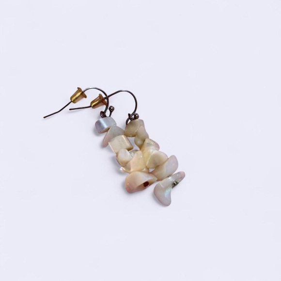 Y2K Creamy Iridescent Sea Shell Chip Earrings - Picture 2 of 3